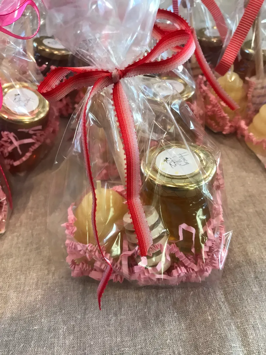 Gift set with honey jars and ribbon